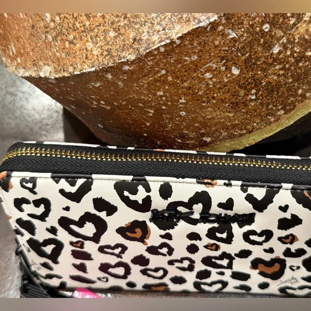 Betsey Johnson NWT Fun Black, White & Brown Leopard Heart Wristlet (P201) - Picture 2 of 7